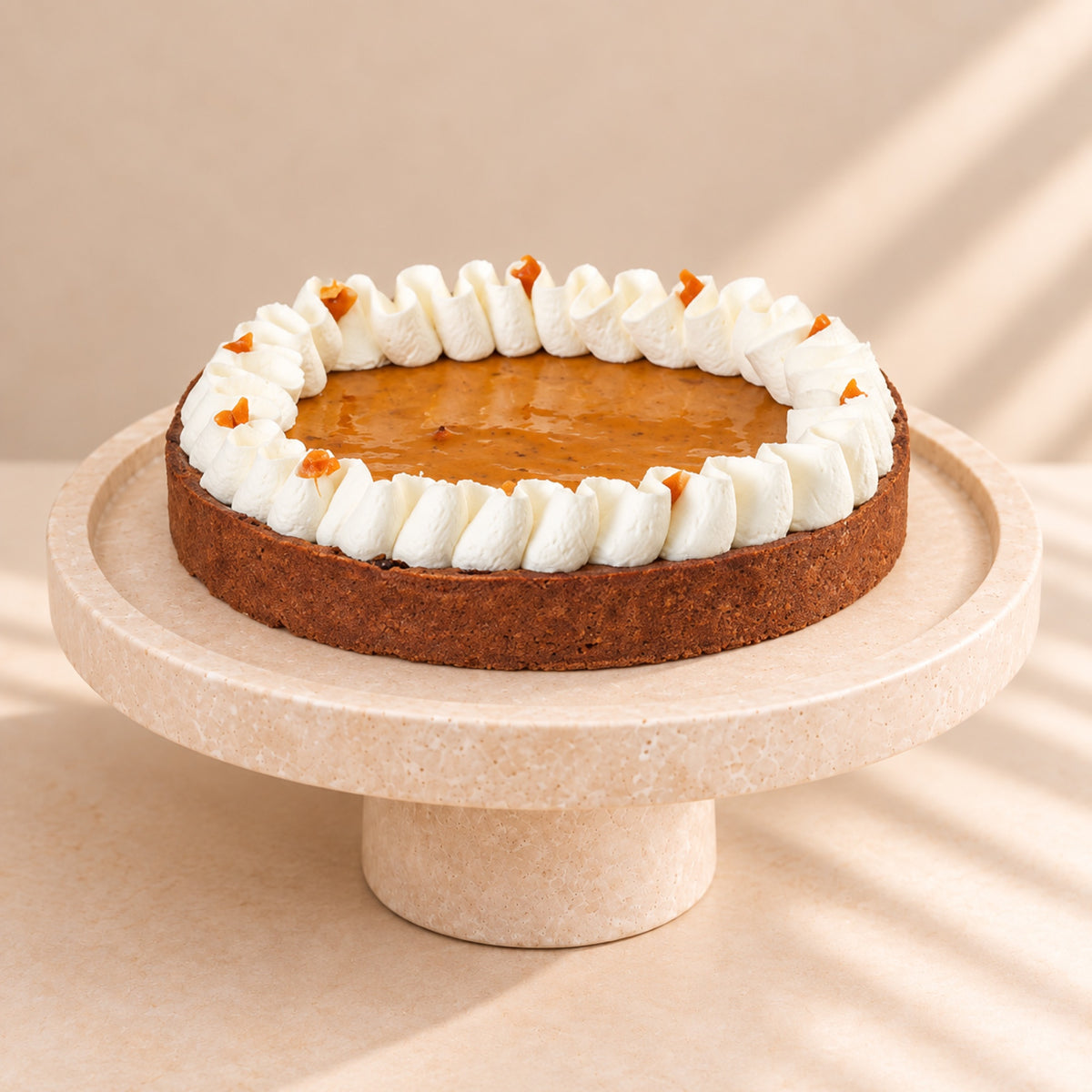 Kürbistarte auf Schokoladenboden mit Vanillecreme auf einer Tortenplatte