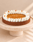 Kürbistarte auf Schokoladenboden mit Vanillecreme auf einer Tortenplatte