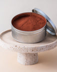 Tiramisu en boîte de Batida - crème mascarpone veloutée aux notes de café sous une plaque de chocolat, gros plan