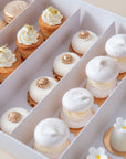 Subtile Mini-Desserts von Batida - Desserts mit essbarem Velours, Gold und Fondantblüten, Nahaufnahme