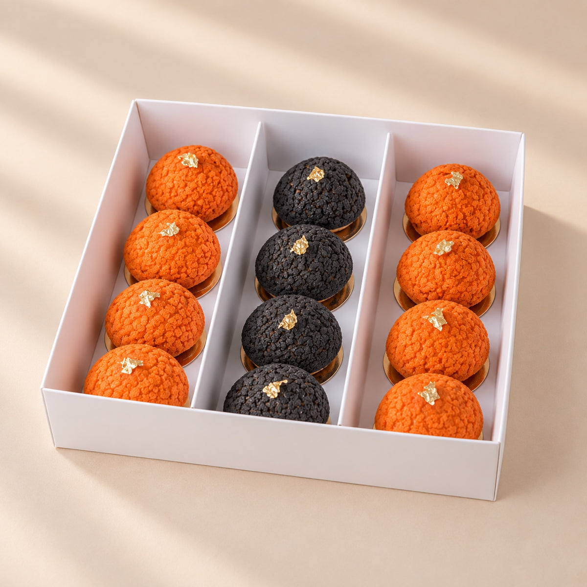 Set mit 12 Halloween-Mini-Windbeuteln, orange und schwarz, in einer weißen Box