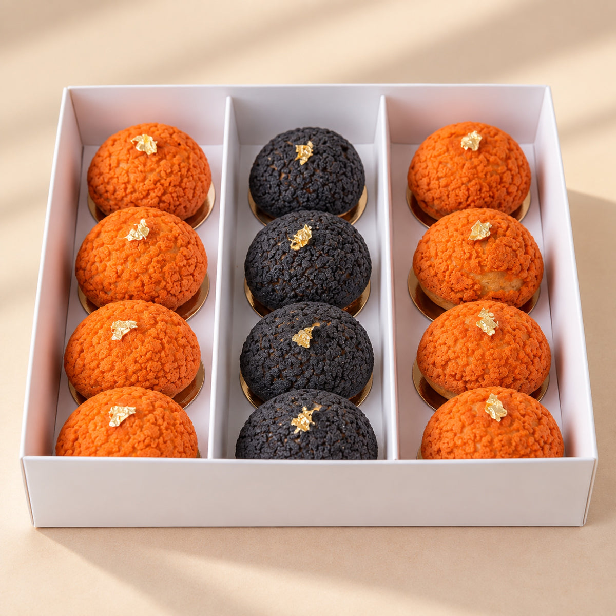 Halloween-Mini-Windbeutel mit Goldplättchen in der Box, Ansicht von oben