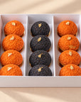 Halloween-Mini-Windbeutel mit Goldplättchen in der Box, Ansicht von oben