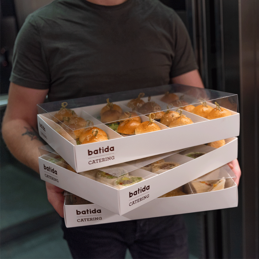 Zestaw mini burgerów wołowych od Batida – mini burgery na catering firmowy ułożone na pateze